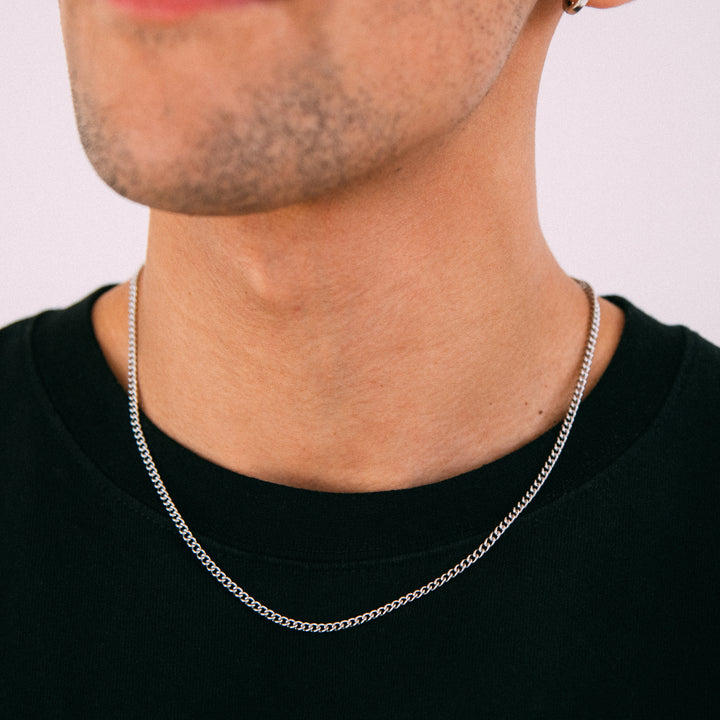 Model wearing mens 3mm silver curb chain necklace