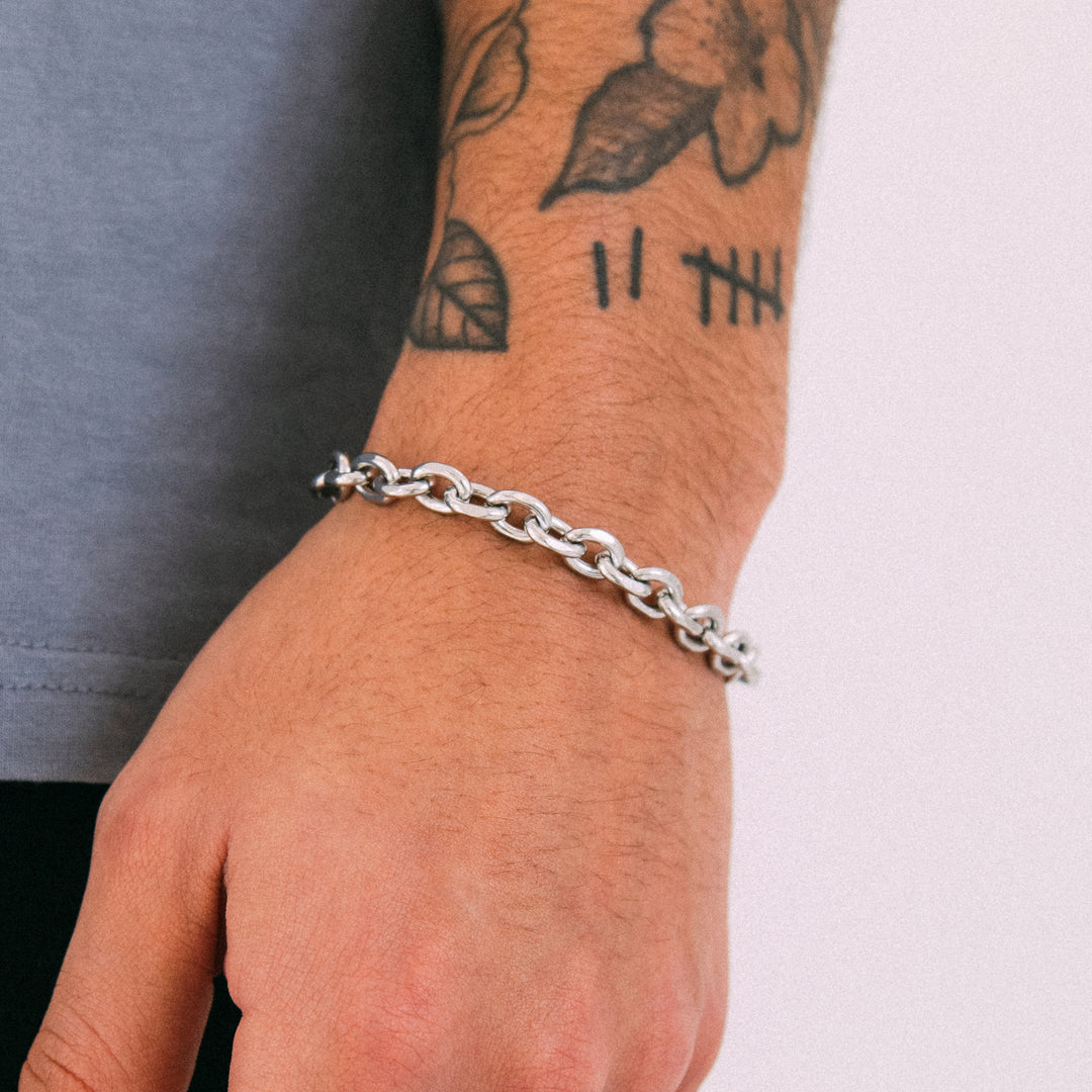 Model wearing mens 7.5mm silver cable chain bracelet
