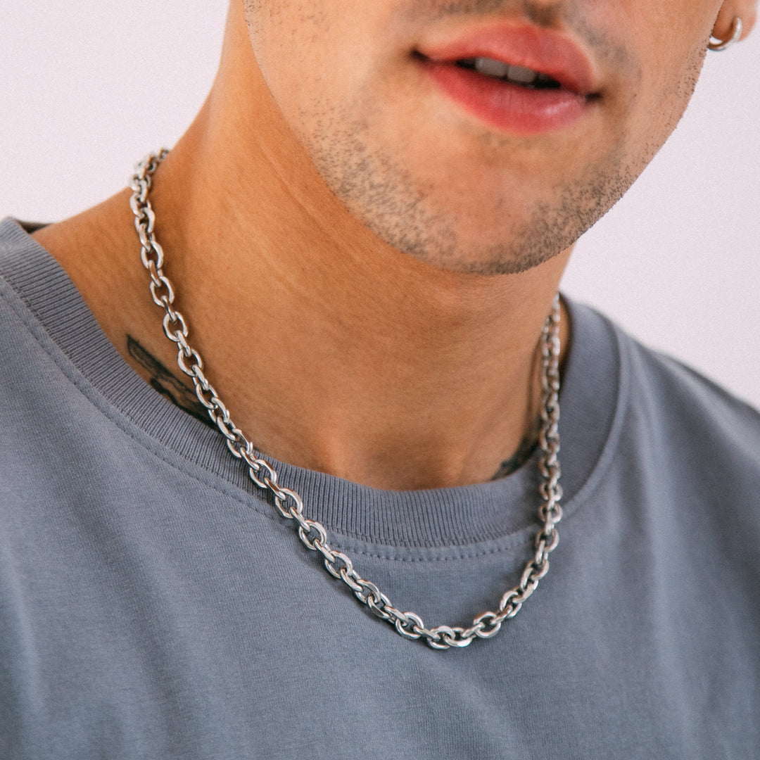 Model wearing mens 7.5mm silver cable chain necklace